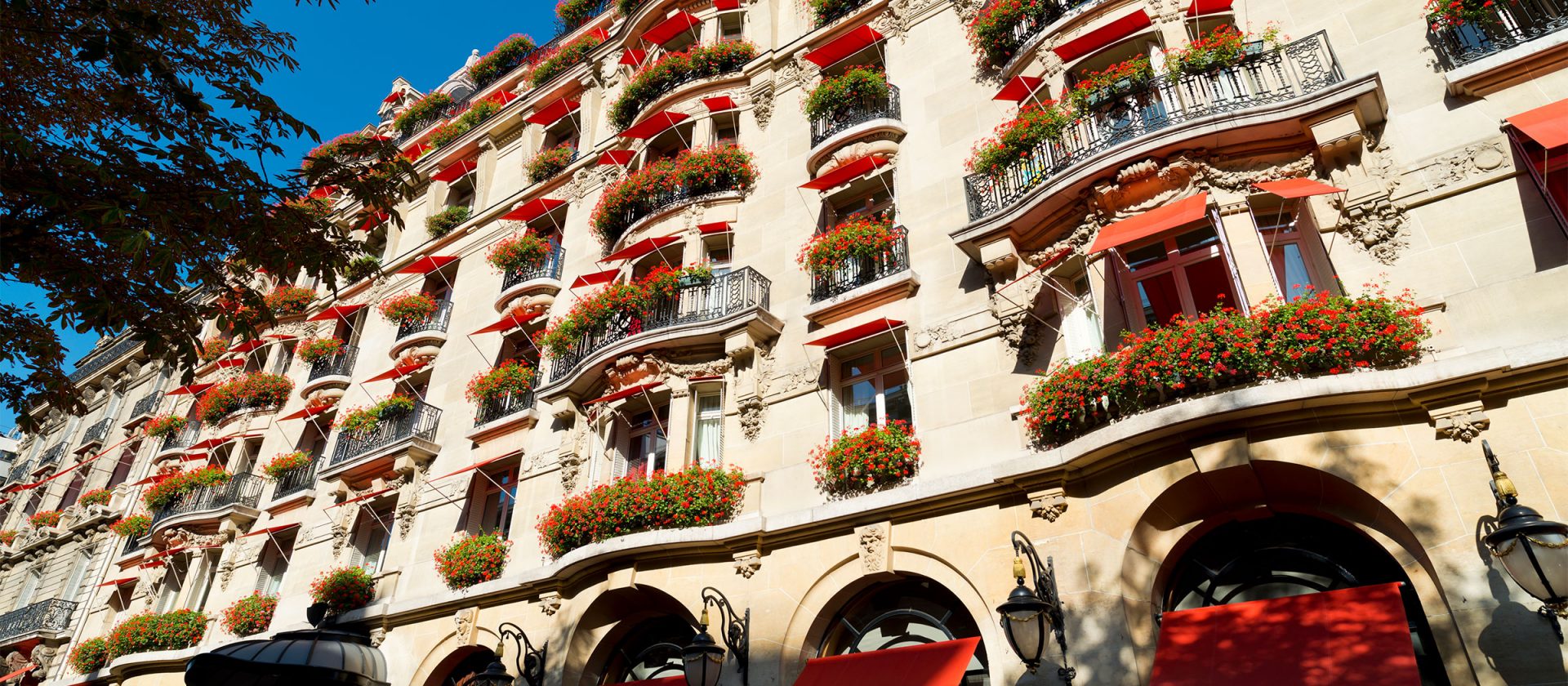 Вид отеля Plaza Athenee Элегантный фасад отеля Plaza Athénée в Париже — пример французской классики