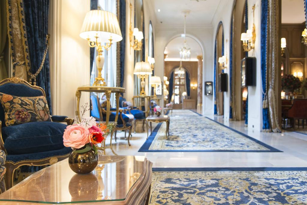 Интерьер номера отеля Ritz Paris Интерьер номера отеля Ritz Paris в королевском синем — французская классика